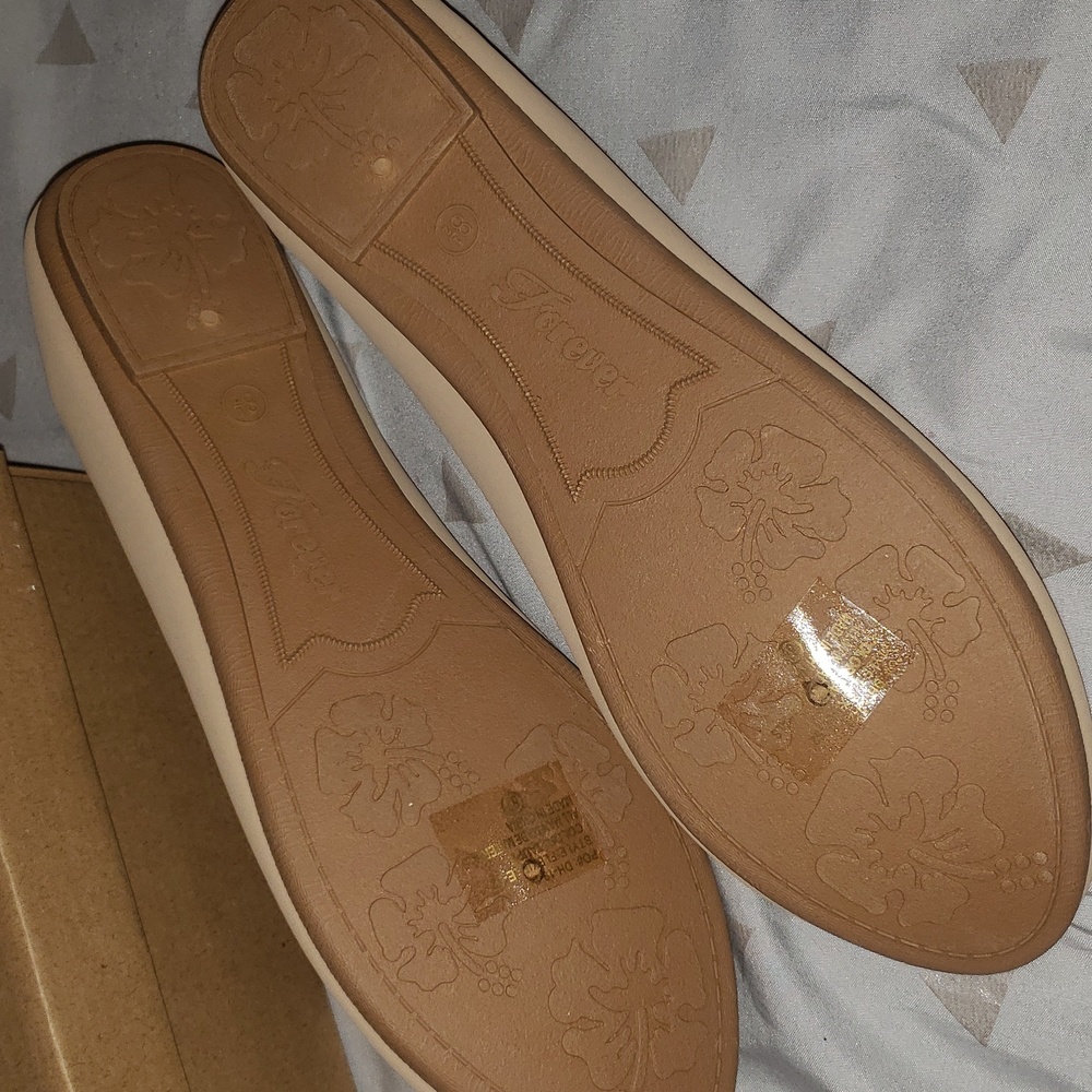 New Nude Flats 8.5 - Picture 3 of 5